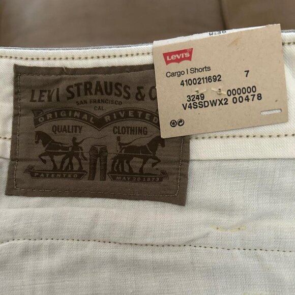 Levi's 36 waist, relaxed fit, cargo shorts. Brand new with tag. - Picture 5 of 5